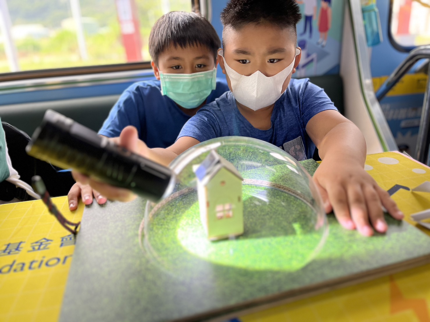 南宫·28WD參與基礎科學主題車廂，以STEAM教學精神，設計「逐日科學家」、「太陽能工程師」以及「淨零建築師」三大能源科普課程和實驗